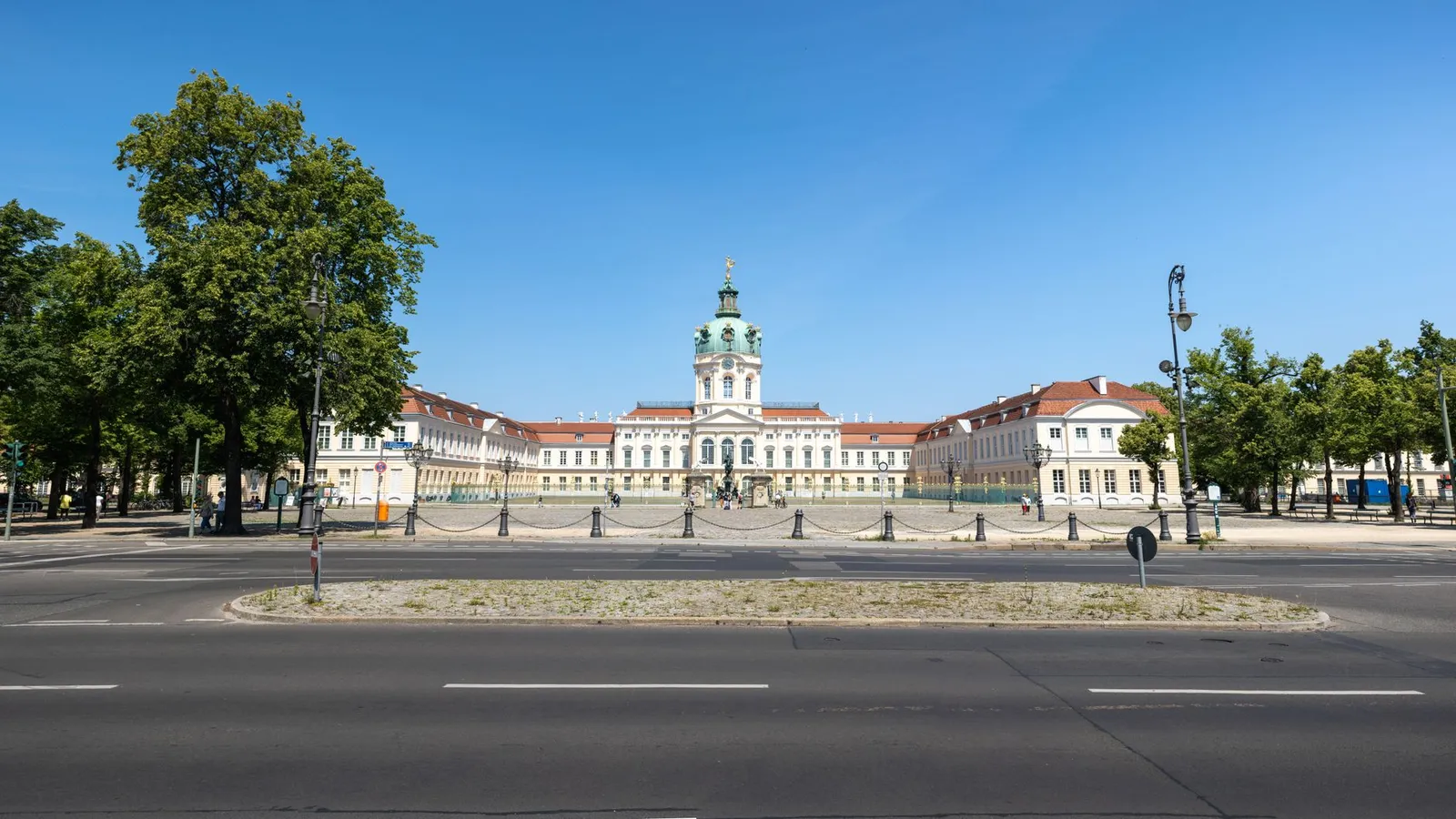 View of the historic Charlottenburg Palace in Berlin, framed by clear blue skies.