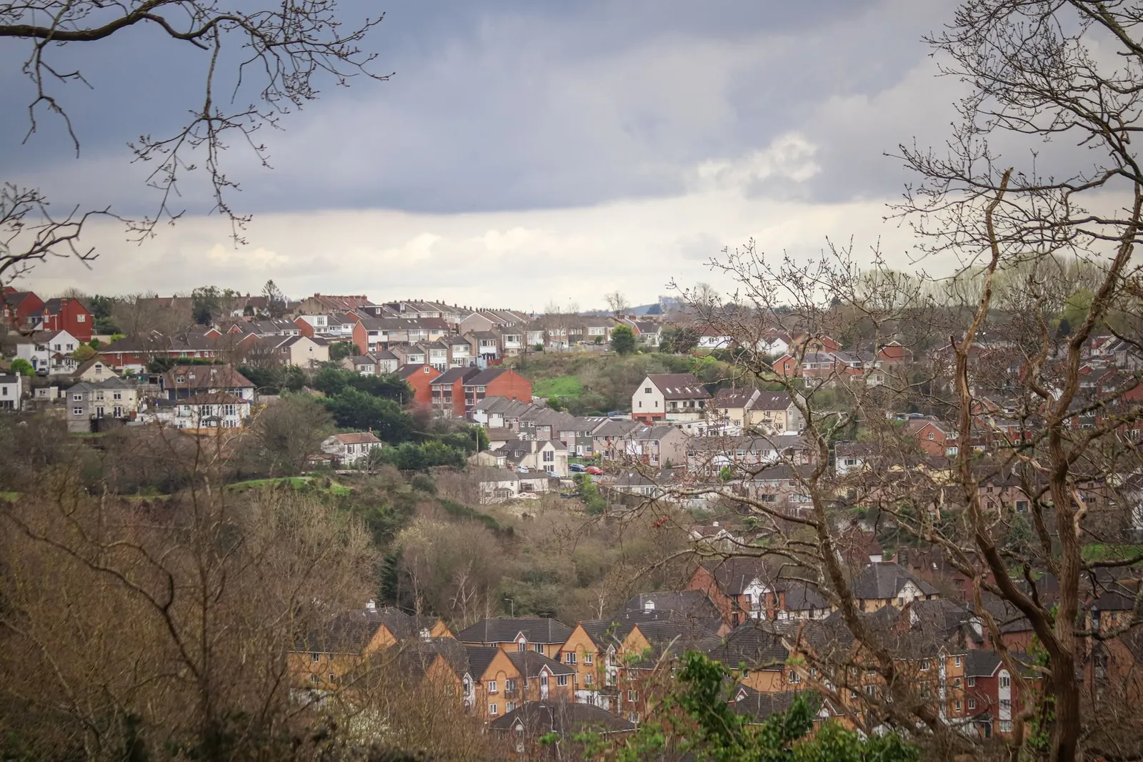 Charming view of residential houses nestled in the scenic suburbs of Bristol, England.