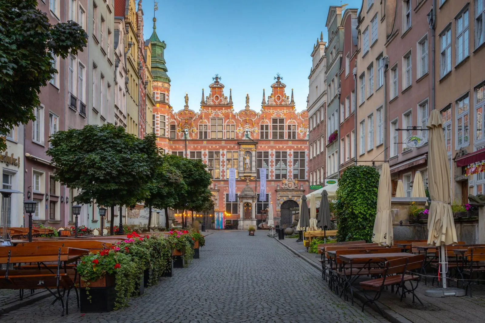 Explore the picturesque architecture and charm of Gdańsk's historic streets, featuring colorful facades and vibrant atmosphere.