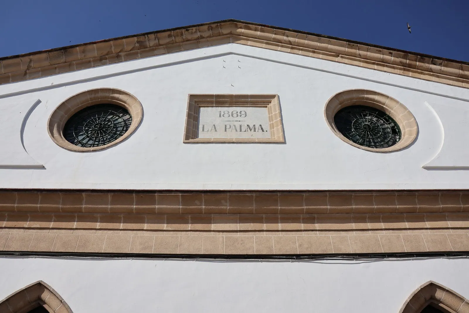 Detailed view of a historic building facade in El Puerto de Santa María, Spain.
