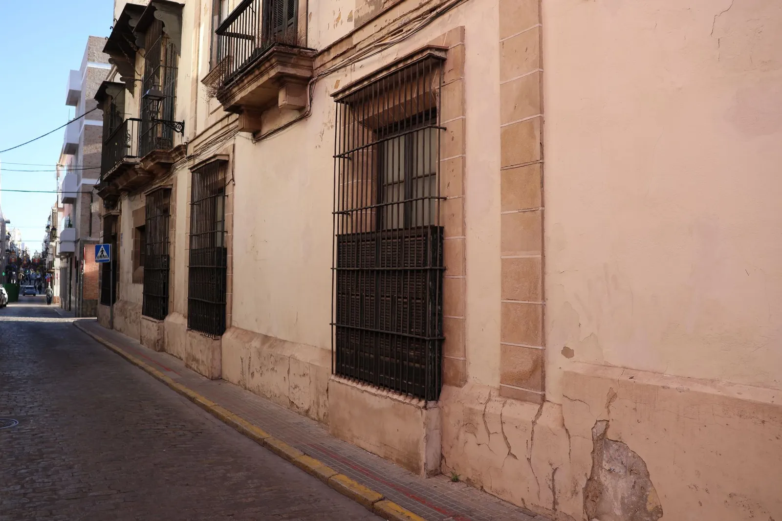 Charming Andalusian architecture on a sunlit street in El Puerto de Santa María.