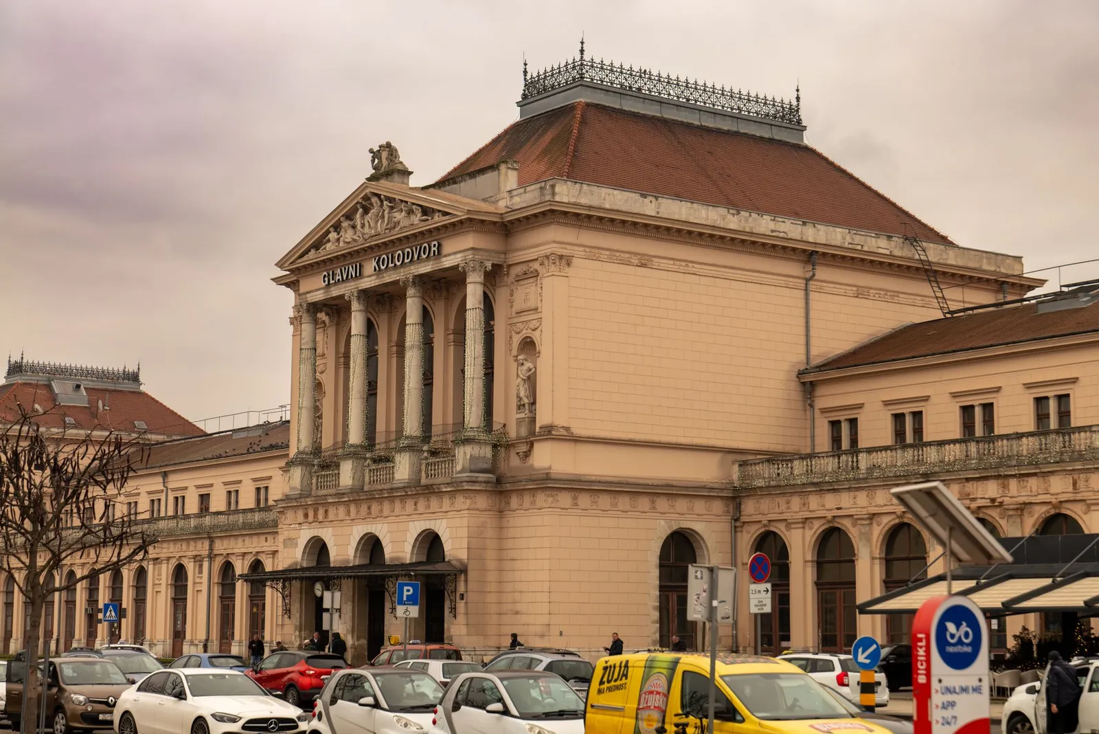 Historic facade of Zagreb's central railway station, Glavni Kolodvor, with surrounding urban traffic.